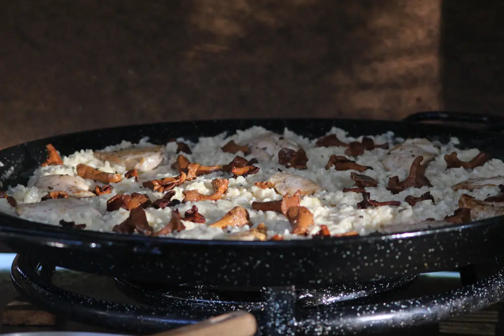 Plat cuisiné en grande poêle